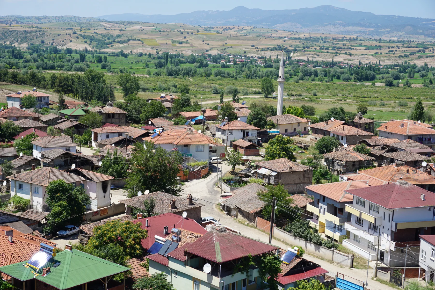 Galip Arduç’un objektifinden Çalkara Köyü’nün kırmızı kiremitli evleri, geniş tarım arazileri, yeşil vadileri ve dağlarla çevrili doğal görünümü.