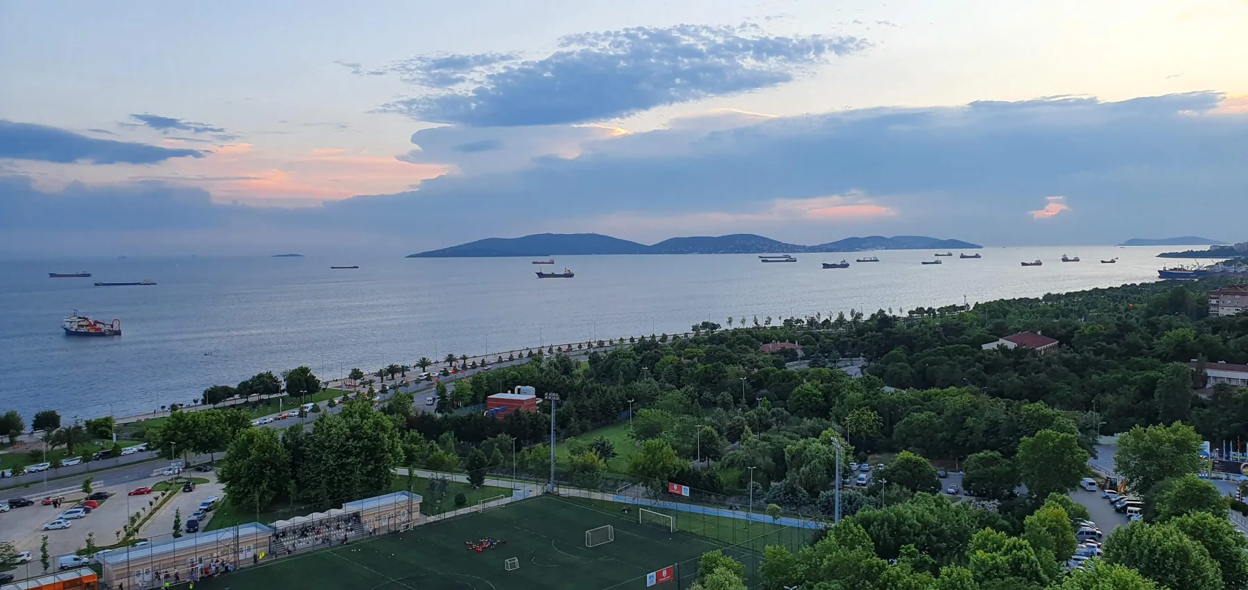 Galip Arduç’un İstanbul Pendik sahilinden Marmara Denizi, Adalar ve gün batımını yansıtan panoramik manzara fotoğrafı.