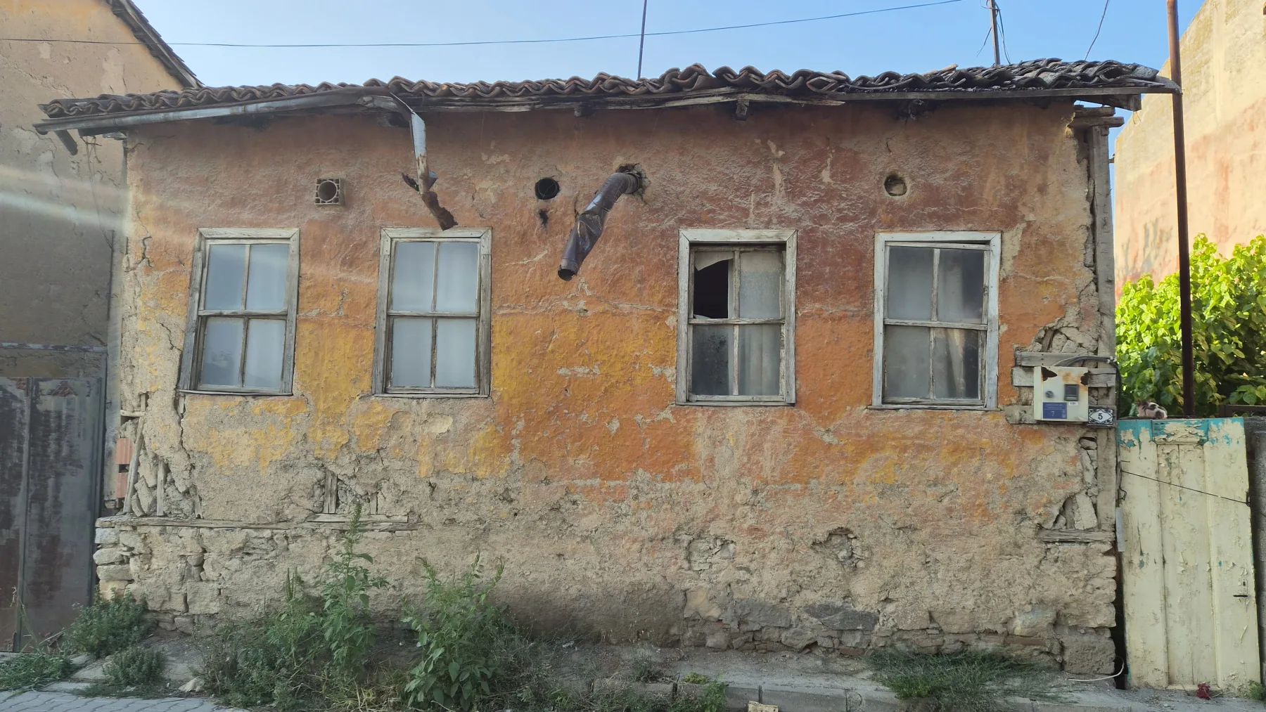 Galip Arduç’un İznik’te farklı açıdan görüntülediği, yıpranmış cepheli ve eski pencereli geleneksel bir köy evi.