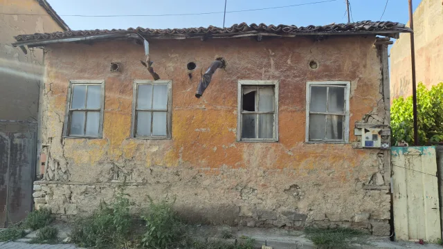 Galip Arduç’un İznik’te farklı açıdan görüntülediği, yıpranmış cepheli ve eski pencereli geleneksel bir köy evi.