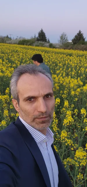 Galip Arduç’un fotoğraf arşivinden, sarı çiçeklerle kaplı bir tarlada çekilmiş portre karesi.