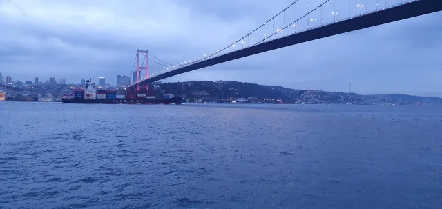Galip Arduç’un İstanbul Boğazı ve Boğaziçi Köprüsü manzarasını gün batımına yakın saatlerde yansıtan şehir fotoğrafı.