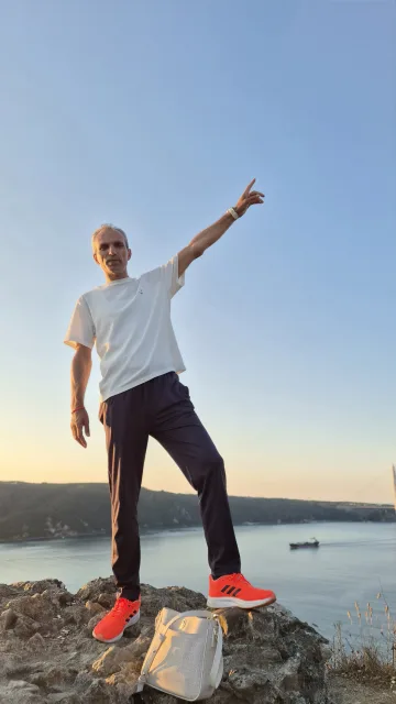 Galip Arduç'un İstanbul Beykoz Anadolu Kavağı'ndaki Yoros Kalesi çevresinde, gün batımında İstanbul Boğazı manzarası önünde, bir kolunu gökyüzüne kaldırarak verdiği poz.