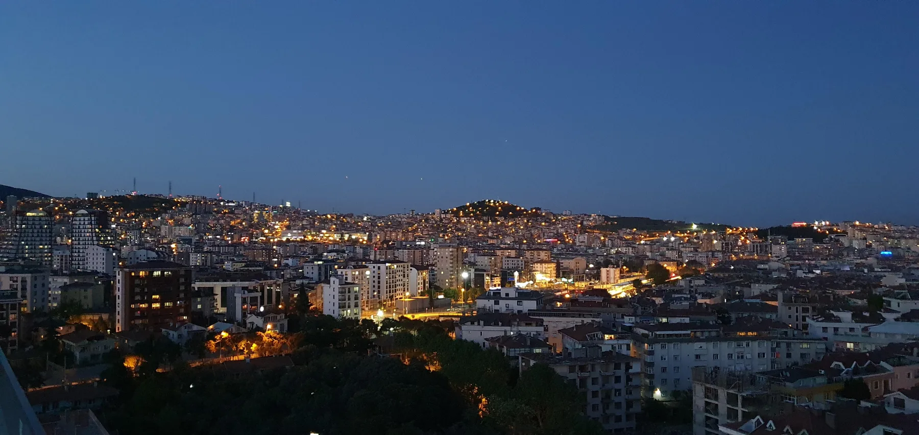 Galip Arduç’un İstanbul Pendik’te gece ışıklarıyla aydınlanan şehir siluetini gösteren panoramik fotoğrafı.