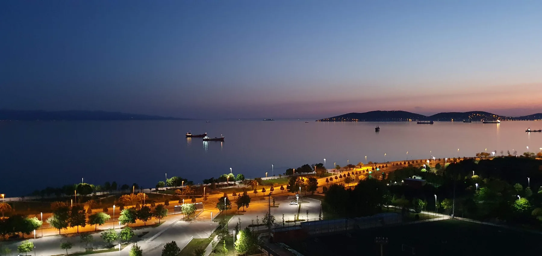 Galip Arduç’un Pendik Batı Mahallesi sahilinden gün batımında Marmara Denizi ve Adalar manzarasını gösteren panoramik fotoğrafı.
