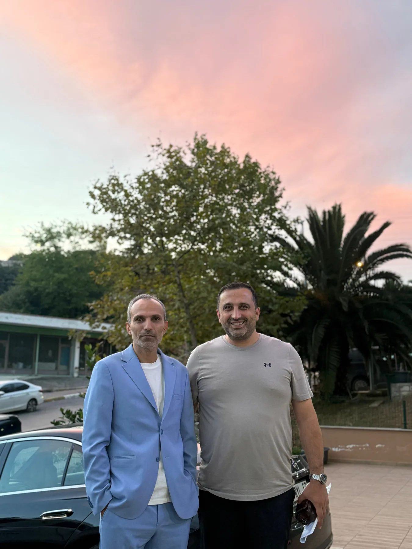 Galip Arduç’un iş dünyasından Ümit Bey ile gün batımında açık havada çekilmiş samimi fotoğrafı.