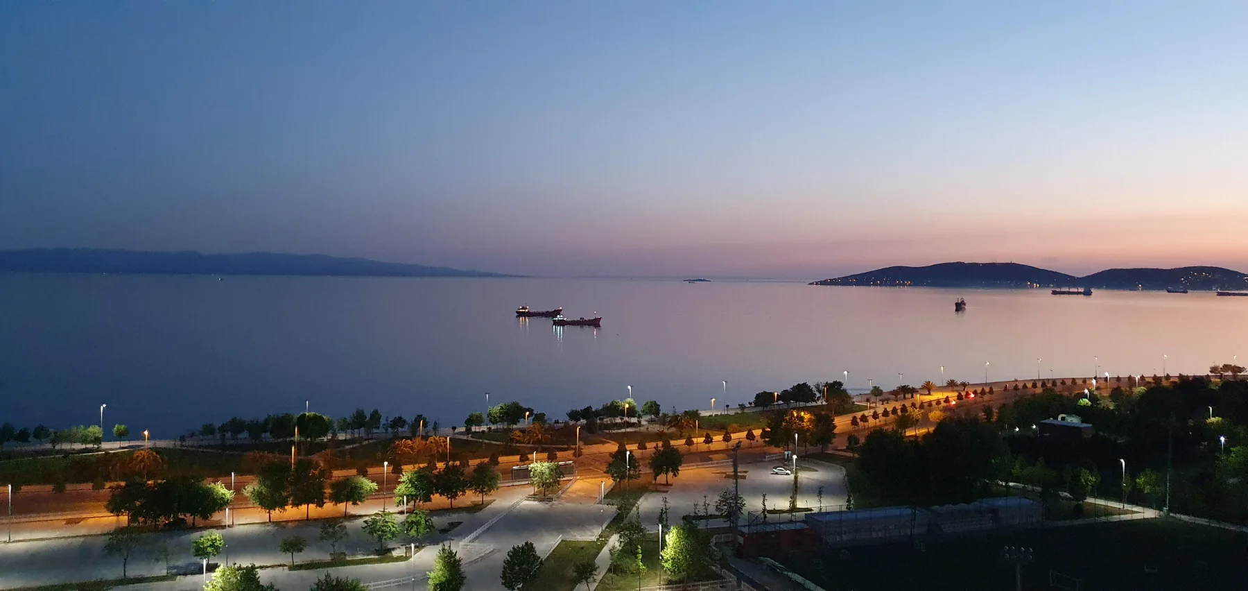 Galip Arduç’un İstanbul Pendik sahilinde gün batımı, Marmara Denizi, Adalar ve gemileri yansıtan huzurlu manzara fotoğrafı.