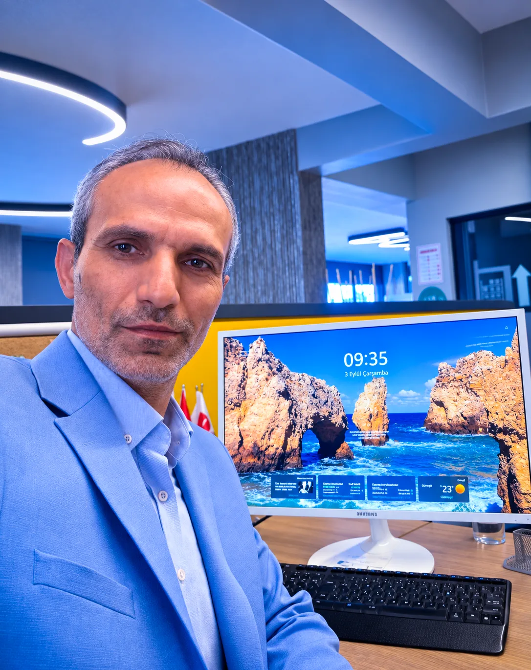 Galip Arduç bilgisayar başında gülümsüyor