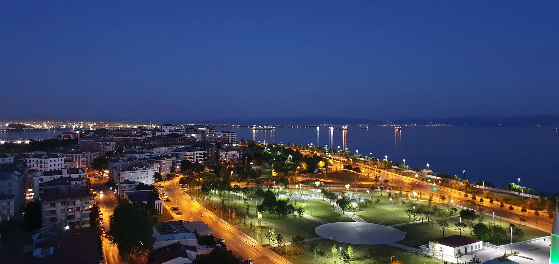 Galip Arduç’un İstanbul Pendik sahilinde gece ışıkları, Marmara Denizi ve şehir manzarasını yansıtan panoramik fotoğrafı.
