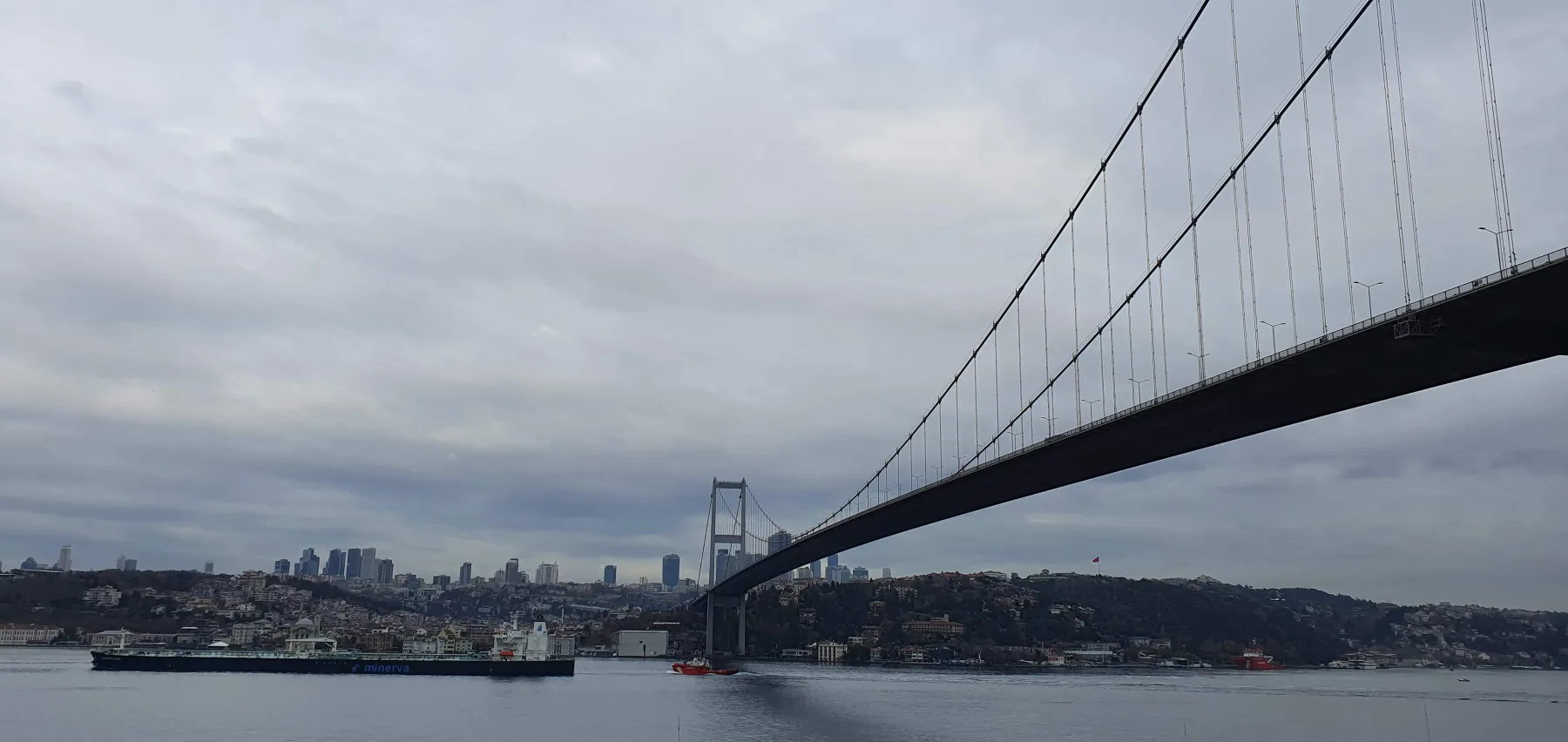 Galip Arduç’un İstanbul Boğazı’nda Boğaziçi Köprüsü, deniz ve şehir siluetini buluşturan manzara fotoğrafı.