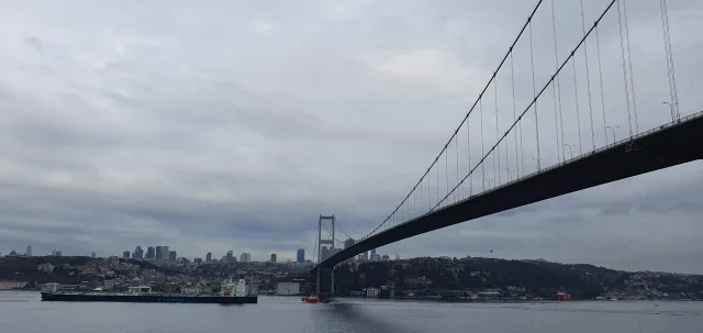 Galip Arduç’un İstanbul Boğazı’nda Boğaziçi Köprüsü, deniz ve şehir siluetini buluşturan manzara fotoğrafı.
