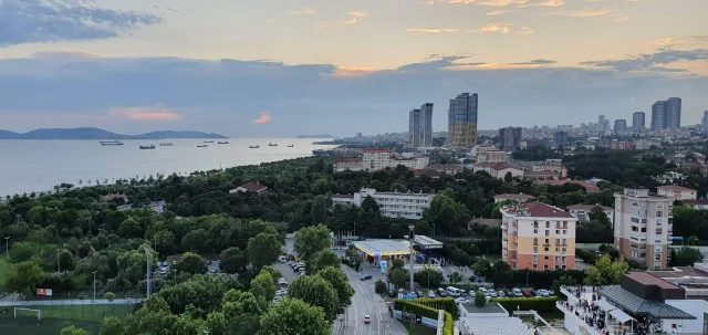Galip Arduç’un İstanbul Pendik sahilinde Marmara Denizi, Adalar, yeşil alanlar ve modern şehir siluetini buluşturan panoramik fotoğrafı.