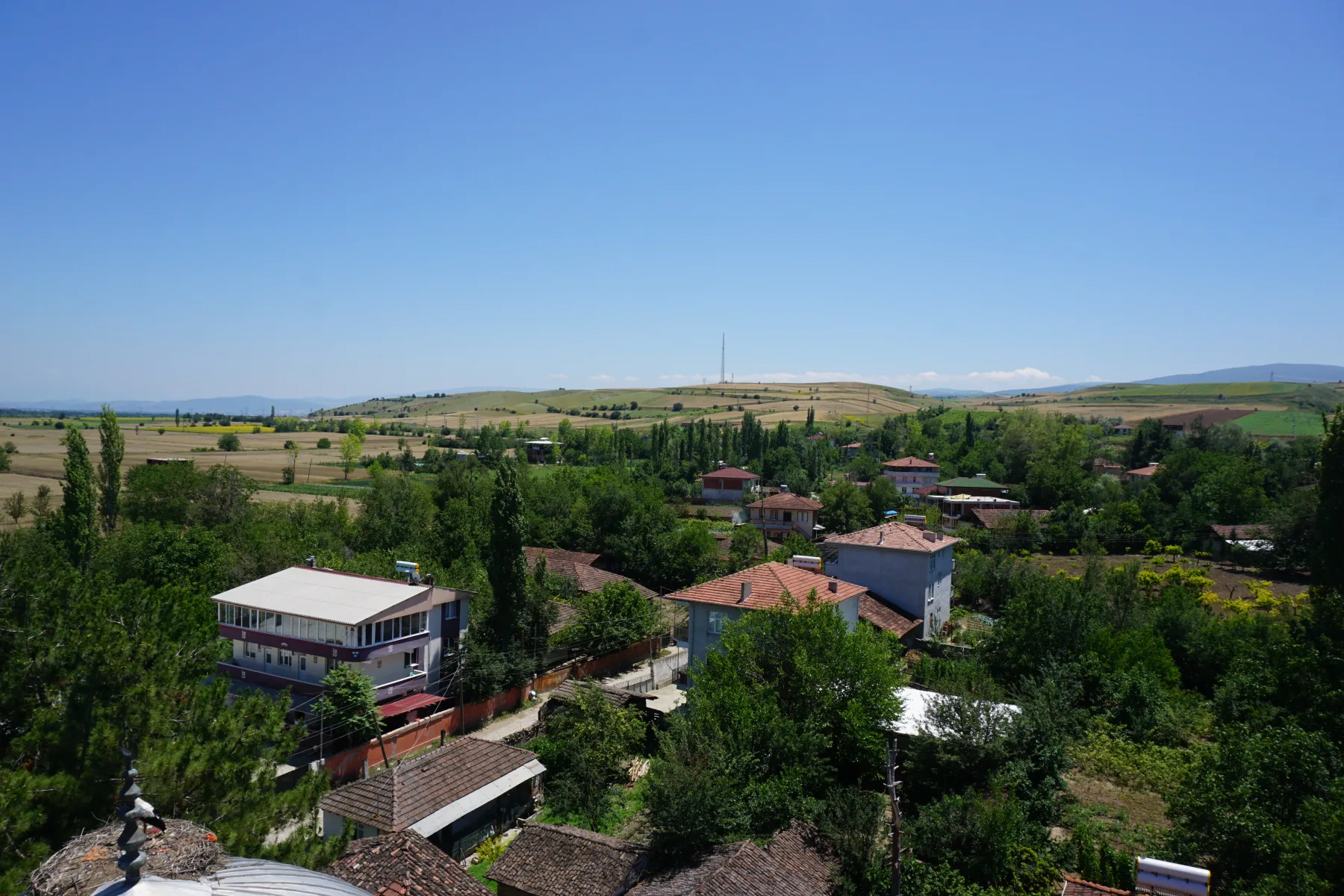 Galip Arduç’un objektifinden, Anadolu’nun geniş tarlaları, kırmızı kiremitli evleri ve dağlarıyla bütünleşen sakin bir köy manzarası.