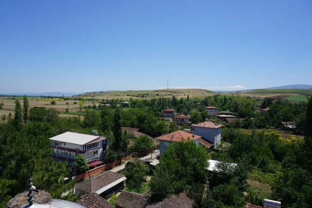 Galip Arduç’un objektifinden, Anadolu’nun geniş tarlaları, kırmızı kiremitli evleri ve dağlarıyla bütünleşen sakin bir köy manzarası.