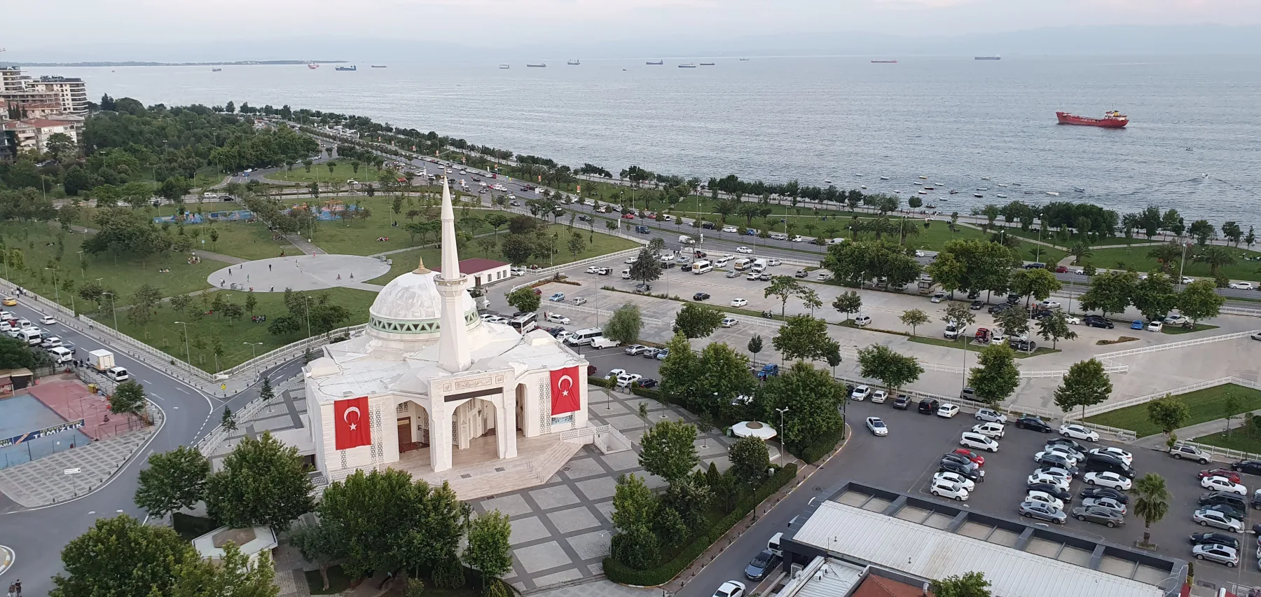 Galip Arduç’un İstanbul Pendik sahilinde 15 Temmuz Şehitler Camii, Marmara Denizi ve şehir yaşamını buluşturan manzara fotoğrafı.
