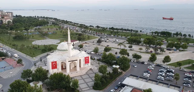 Galip Arduç’un İstanbul Pendik sahilinde 15 Temmuz Şehitler Camii, Marmara Denizi ve şehir yaşamını buluşturan manzara fotoğrafı.