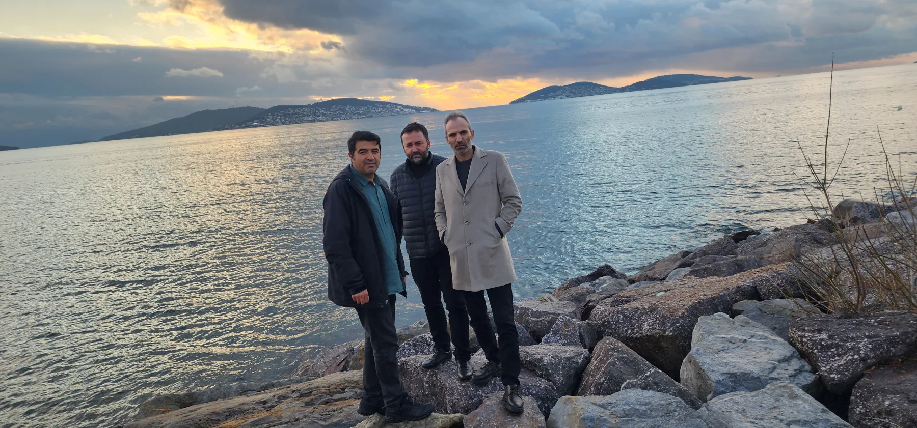 Galip Arduç’un Pendik sahilinde 35 yıllık arkadaşları Duran ve Bahattin ile gün batımında çekilmiş dostluk fotoğrafı.