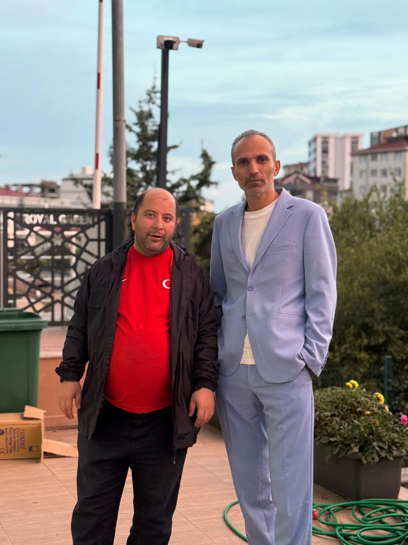 Galip Arduç’un iş arkadaşı Beytullah Mutlu ile iş yeri önünde çekilmiş samimi fotoğrafı.