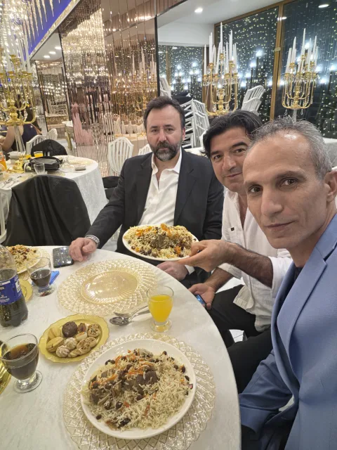 Galip Arduç’un dostlarıyla birlikte özel bir davette aynı sofrayı paylaşırken çekilmiş samimi fotoğrafı.