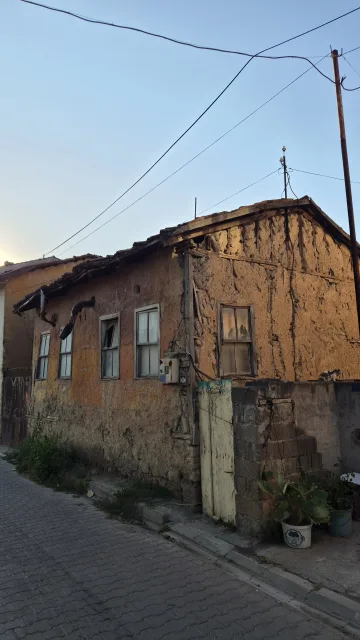 Galip Arduç’un İznik’te görüntülediği, kerpiç duvarları ve eski ahşap çatısıyla geçmişin izlerini taşıyan tarihi bir köy evi.