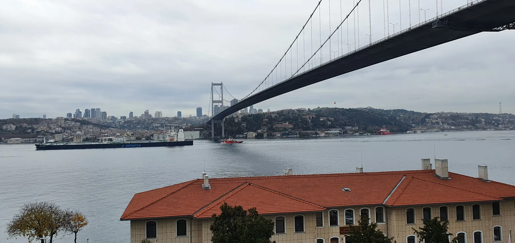 Galip Arduç’un İstanbul Boğazı, 15 Temmuz Şehitler Köprüsü ve şehir siluetini yansıtan manzara fotoğrafı.